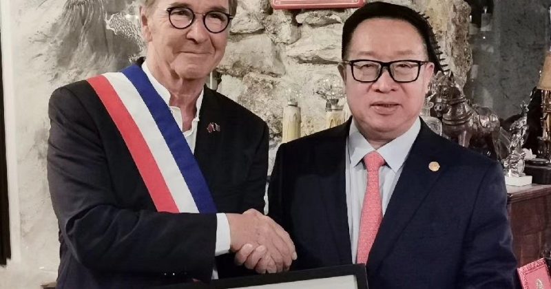 Yang Jincai, president of WUAVF was awarded the Paris Honorary Citizen Medal