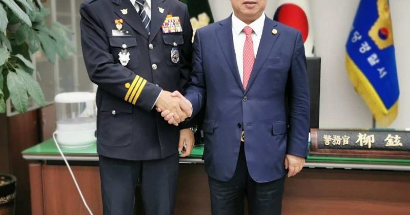 The president of WUAVF conducted  exchanges with senior police officer General Liu Wei